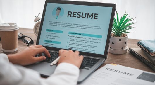 Comment créer un CV qui sort du lot et décrocher le job de tes rêves ?